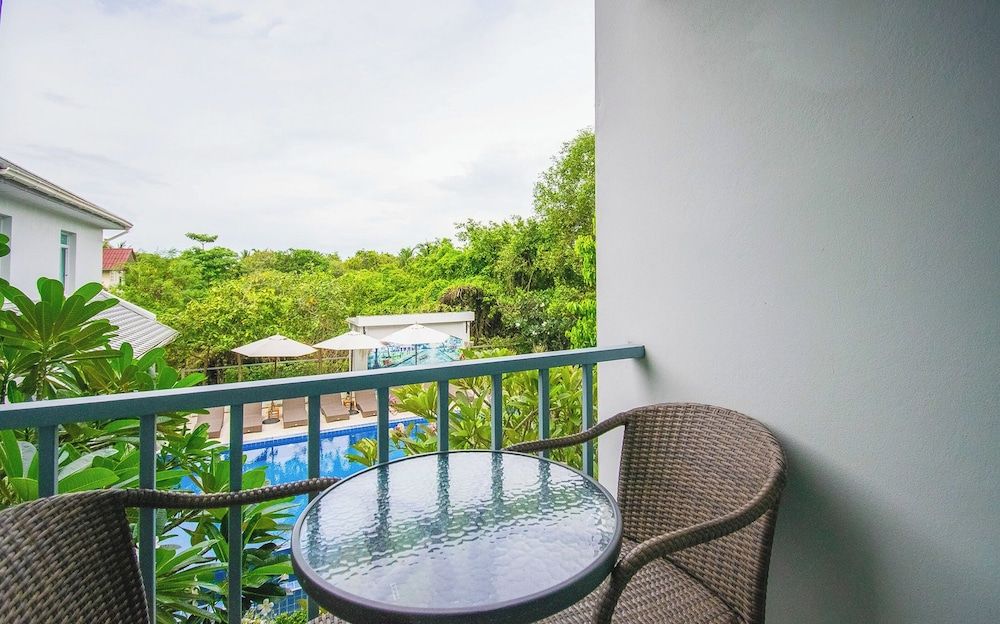 Villa Amphawa Deluxe Plus King bed 6