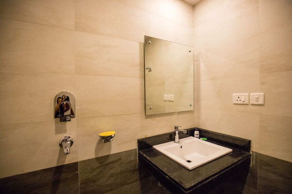 Hotel Lake Shore Standard Double or Twin Room, Non Smoking, Patio 5