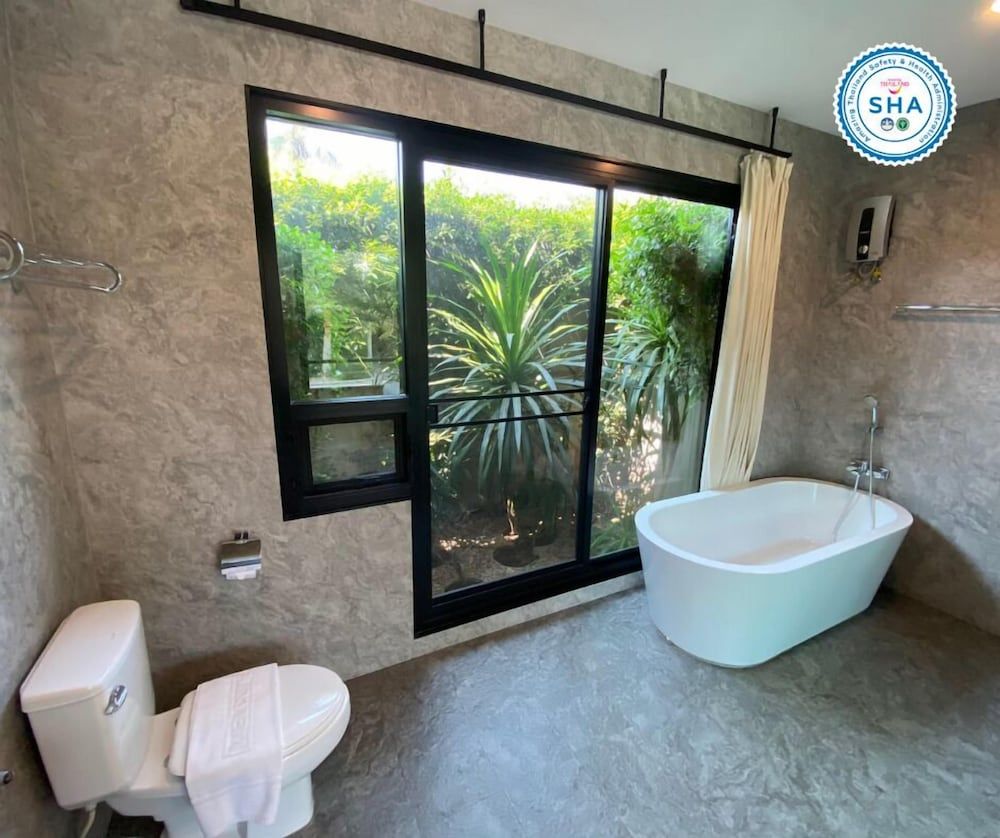 Blue River Resort Family Room with Garden 8