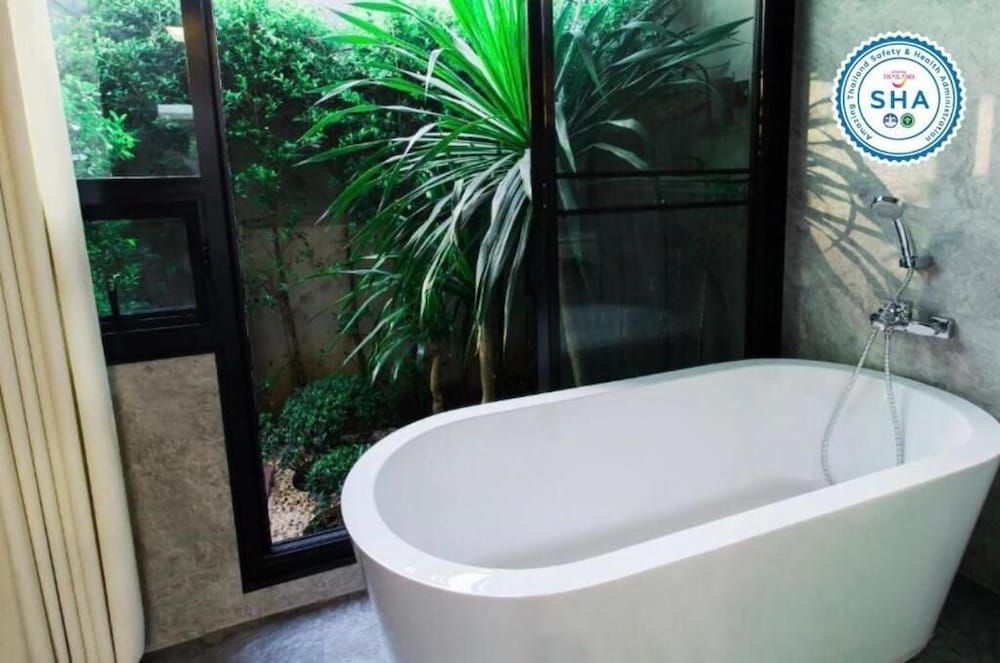 Blue River Resort Family Room with Garden 10