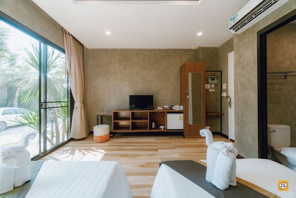 Blue River Resort Twin Room with Garden View 11