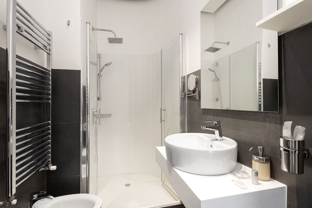 Maison Piazza Cavour Comfort Double Room Single Use, 1 Large Twin Bed, Balcony 4