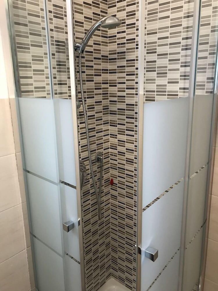 Sally's B&B Triple Room, Multiple Beds 9