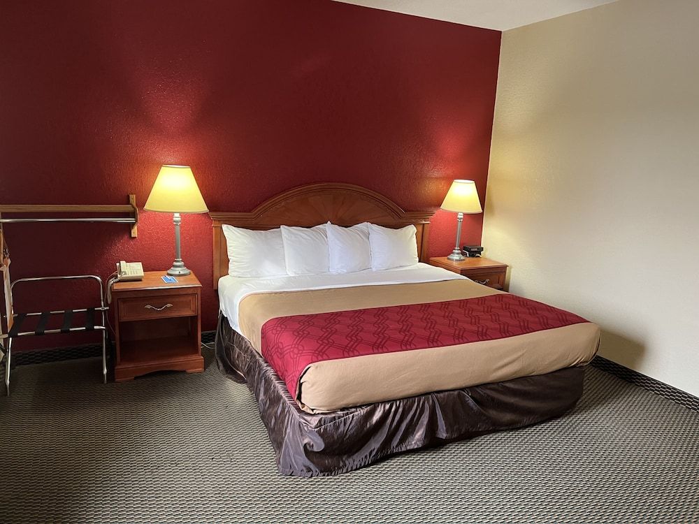Basic Room 1 King Bed Kitchenette