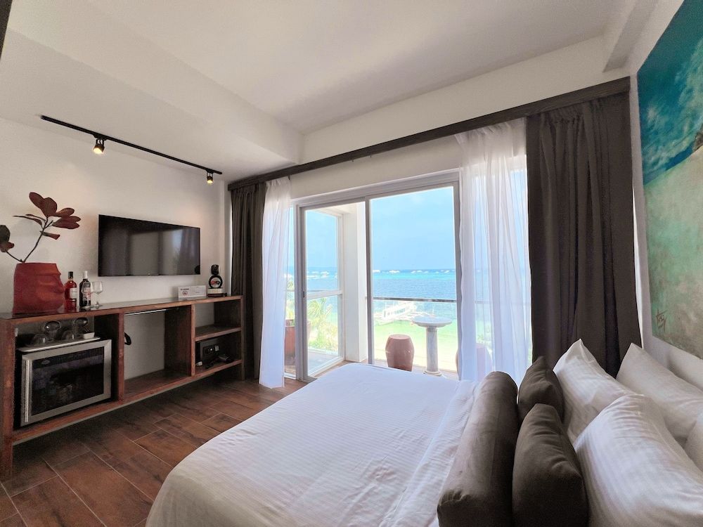 Palassa Private Residences Premier Double Room, 1 Queen Bed, Balcony, Ocean View 3