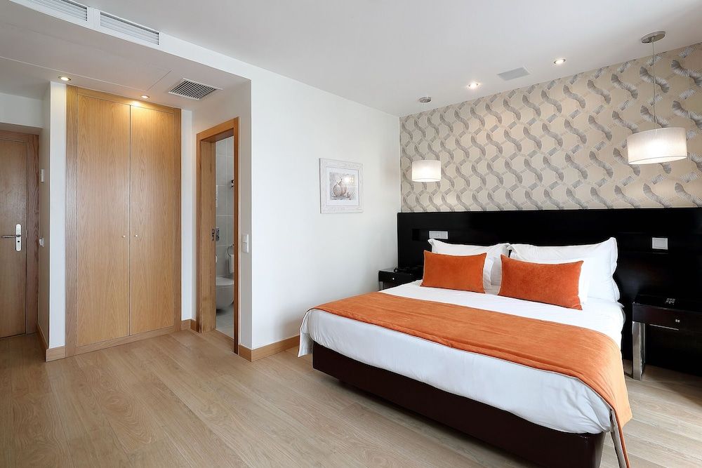 Double Room, Street View (either basement or ground floor)