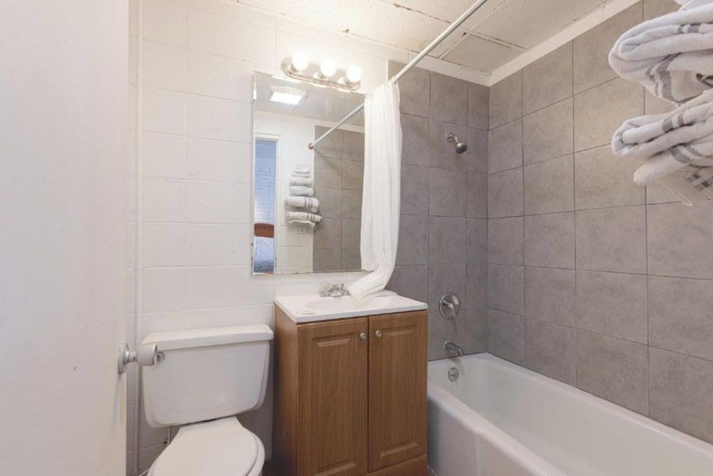 Sonrise Inn Lincoln Hwy By OYO Room, 1 Queen Bed, Smoking 7