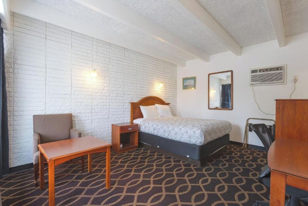 Sonrise Inn Lincoln Hwy By OYO Room, 1 Queen Bed, Smoking 3