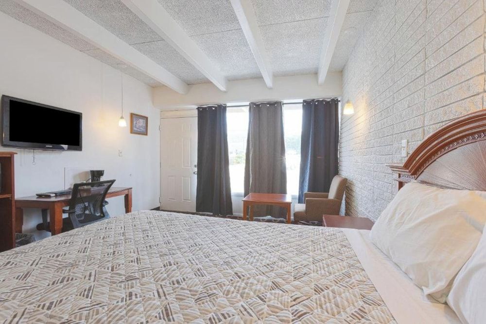 Sonrise Inn Lincoln Hwy By OYO Room, 1 Queen Bed, Smoking 4