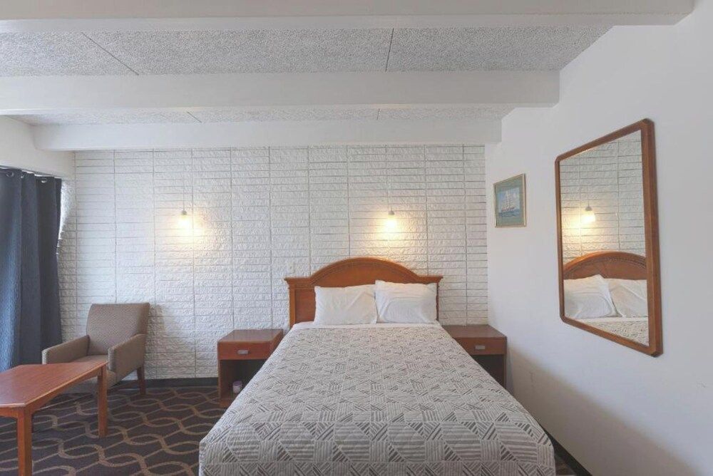 Sonrise Inn Lincoln Hwy By OYO Room, 1 Queen Bed, Smoking 2