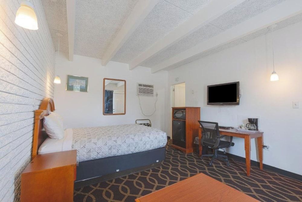 Sonrise Inn Lincoln Hwy By OYO Room, 1 Queen Bed, Smoking 5