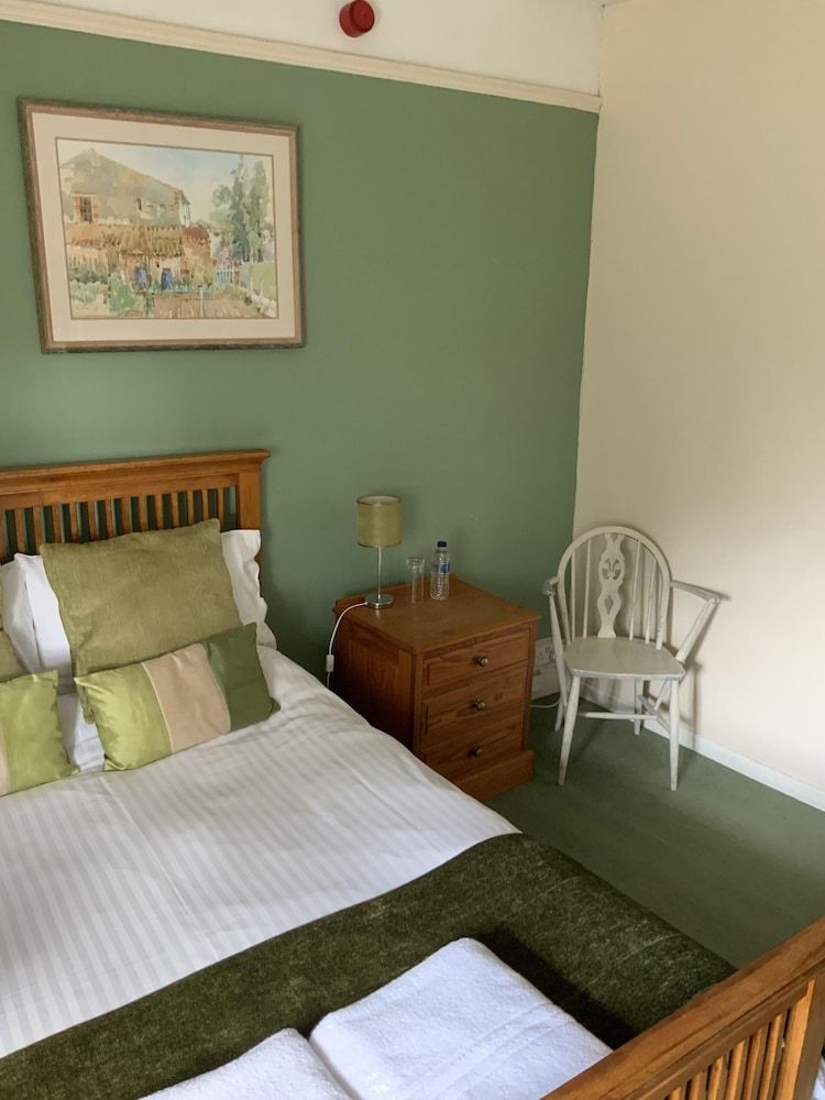 The Carew Arms Standard Double Room, Private Bathroom, Garden View (Room 6) 3