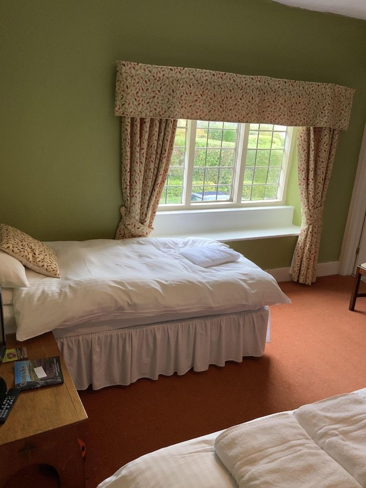 The Carew Arms Standard Triple Room, Ensuite (Room 1) 3