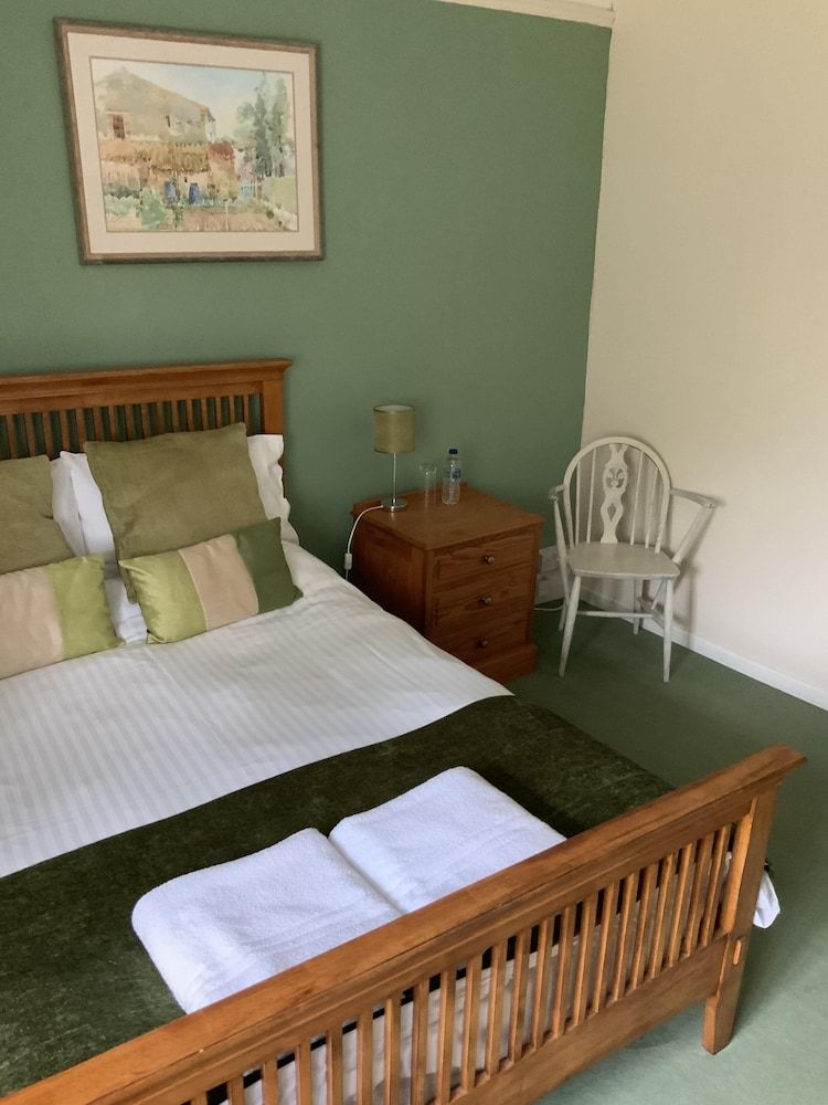 The Carew Arms Standard Double Room, Private Bathroom, Garden View (Room 6) 2