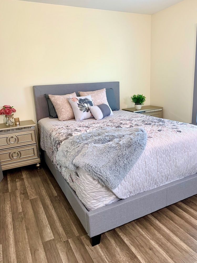 The Southside Villa - With Private Yard & Parking, Near Falls & Casino by Niagara Hospitality Classic Villa 9