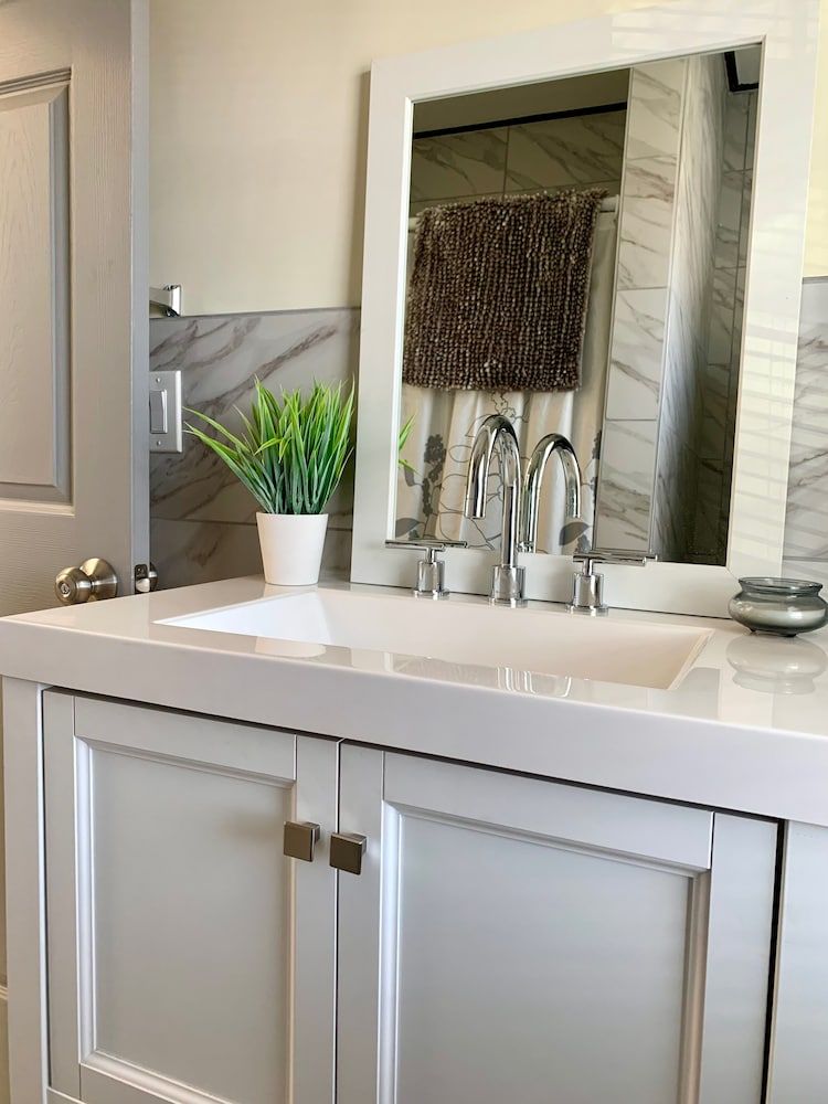 The Southside Villa - With Private Yard & Parking, Near Falls & Casino by Niagara Hospitality Classic Villa 20