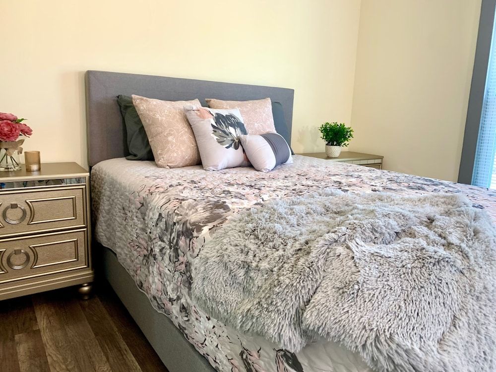 The Southside Villa - With Private Yard & Parking, Near Falls & Casino by Niagara Hospitality Classic Villa 8