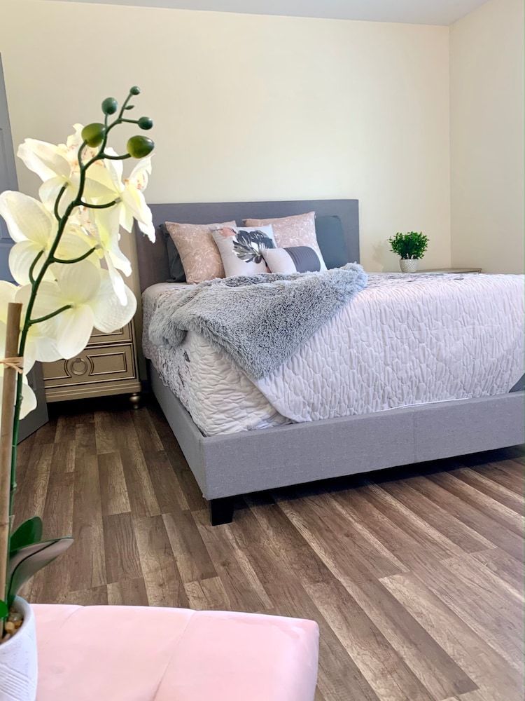 The Southside Villa - With Private Yard & Parking, Near Falls & Casino by Niagara Hospitality Classic Villa 11