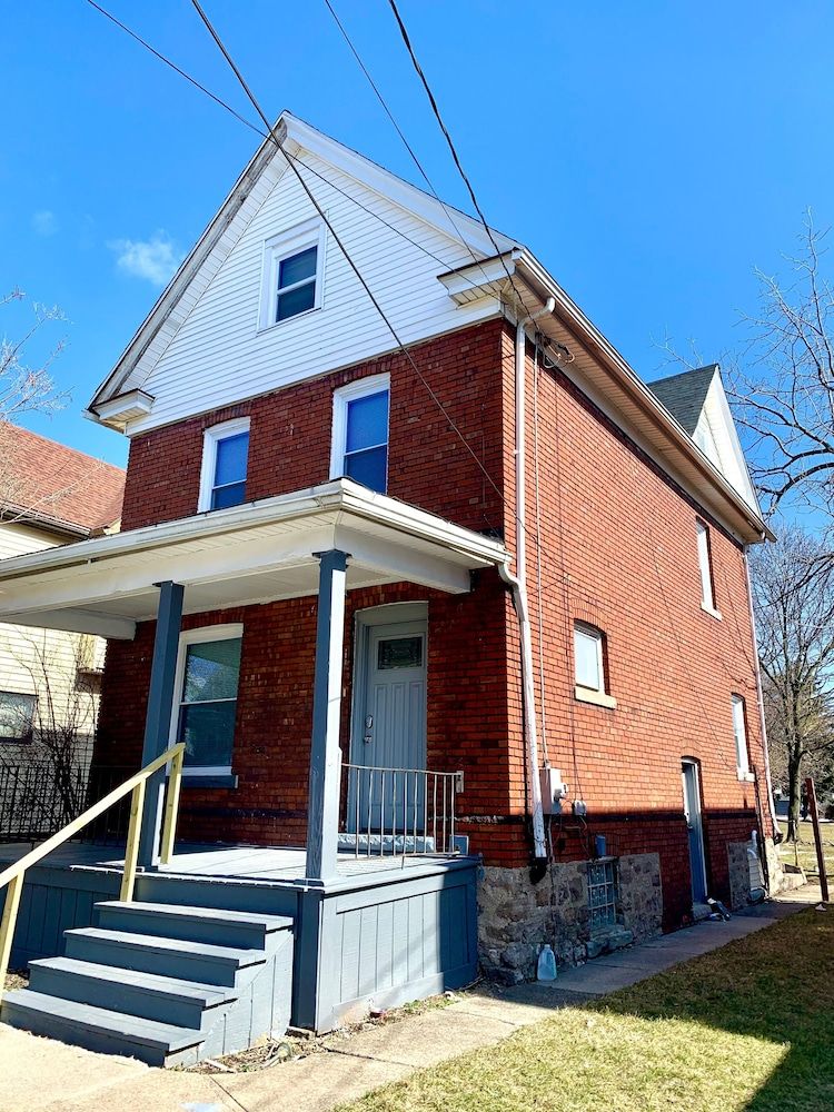 undefined The Southside Villa - With Private Yard & Parking, Near Falls & Casino by Niagara Hospitality 4