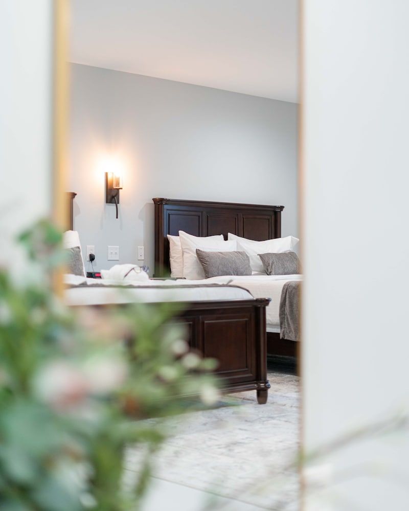 Gallops Motel Deluxe Double Room 10