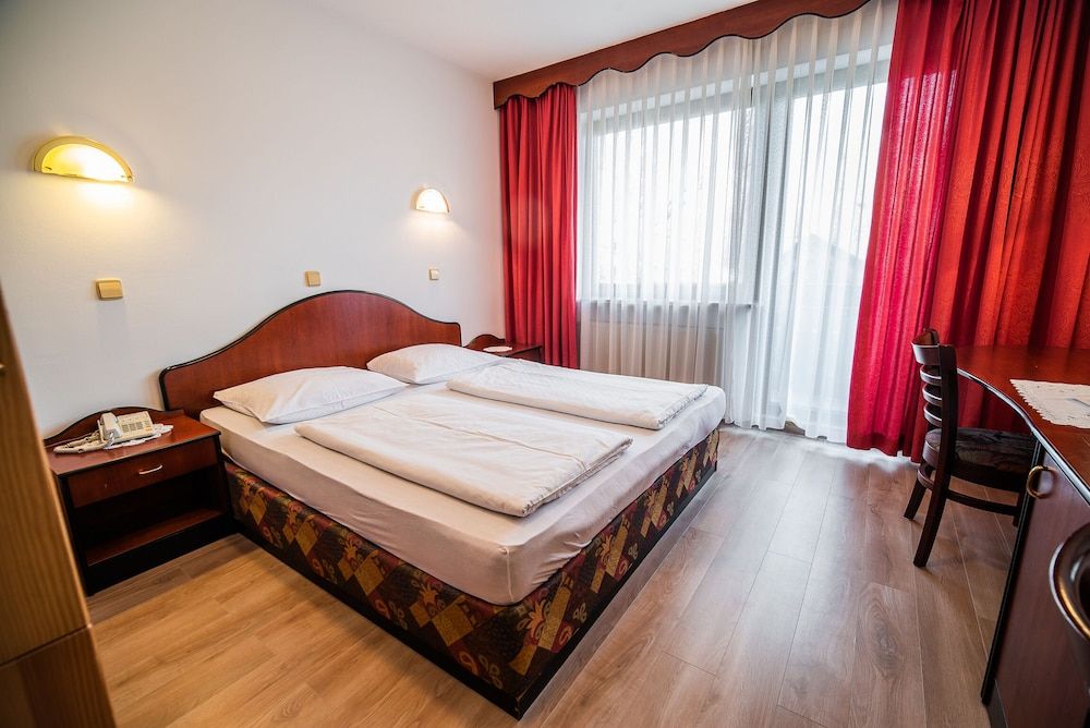Room (Family room with balcony)