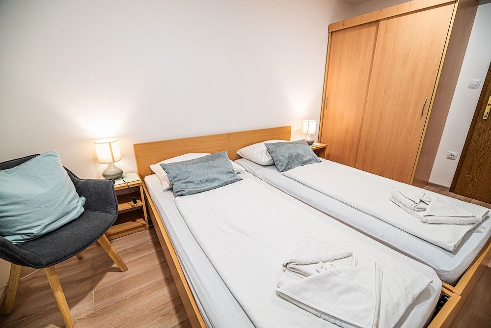Twin Room (Twin room)