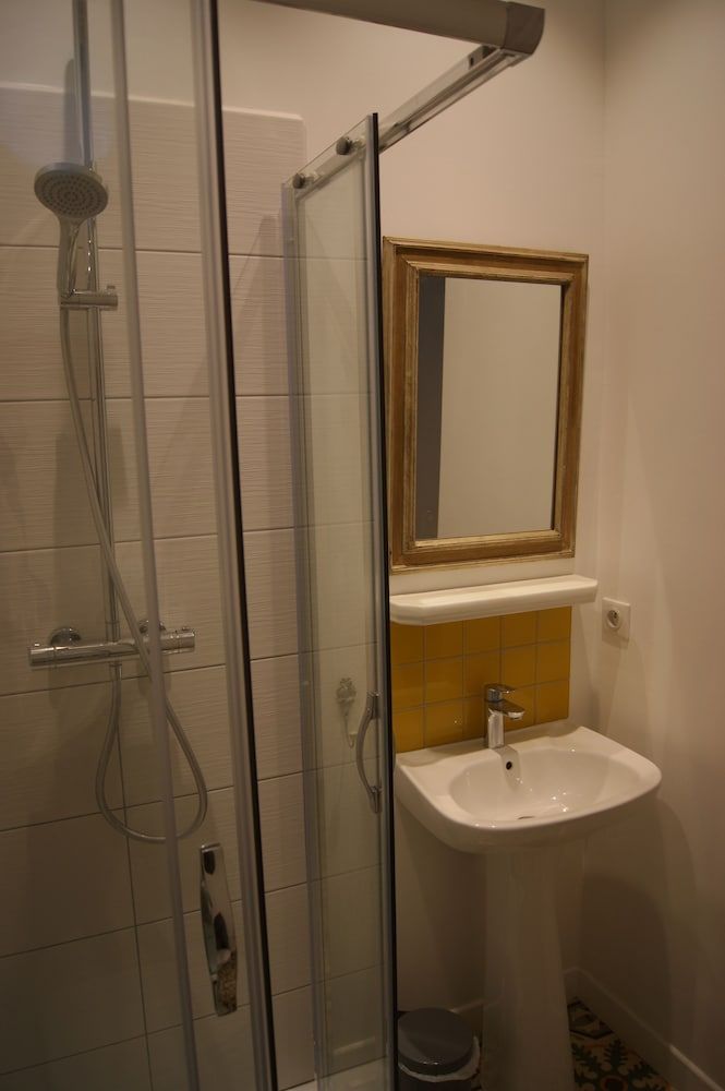 Le Petit Molière Double Room, Ensuite (c. No3 Chambre) 2