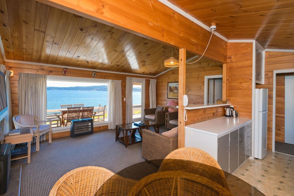 Oasis Beach Motel House, 3 Bedrooms, Lakeside 3