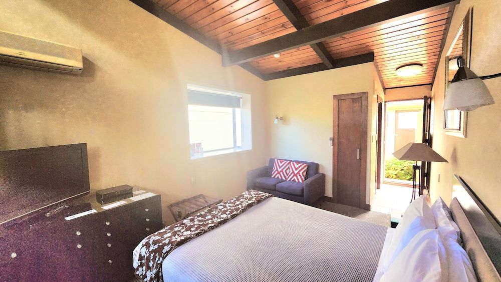 Oasis Beach Motel Studio, Courtyard Area 2