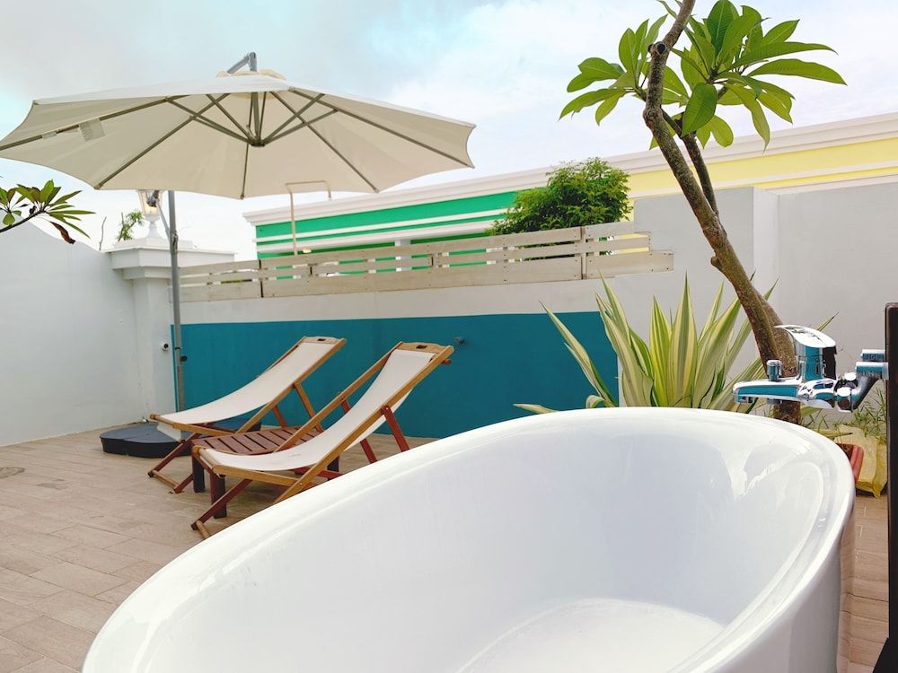 Deep soaking bathtub