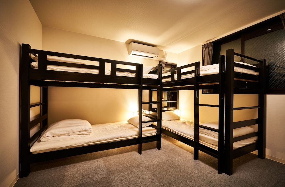 Room (B)