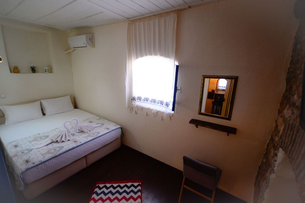 Ayvalik Moda Pansiyon Standard Double Room 22