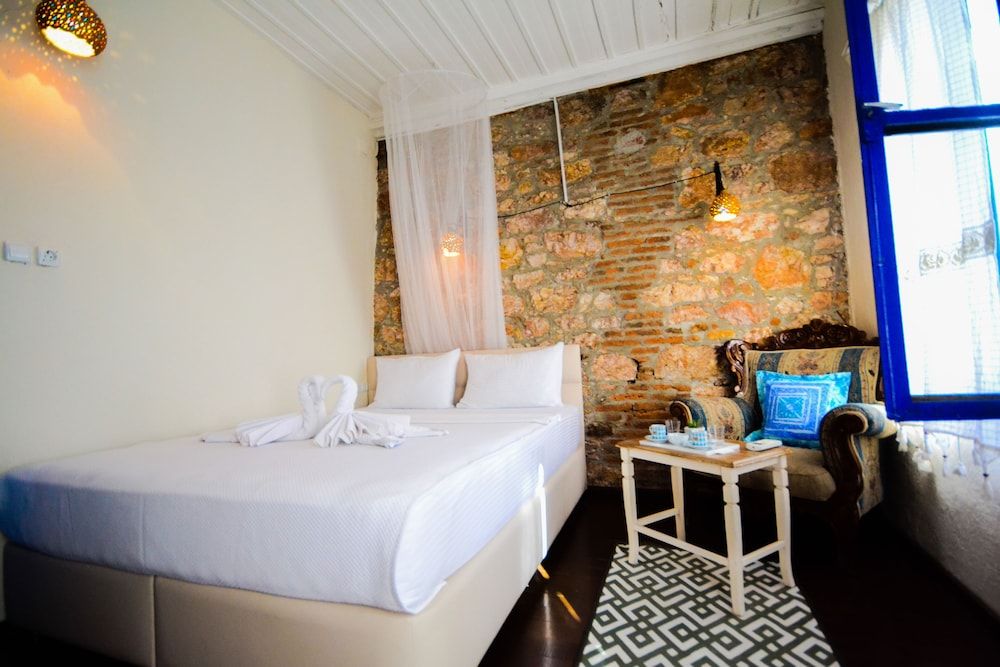 Ayvalik Moda Pansiyon Standard Double Room 11