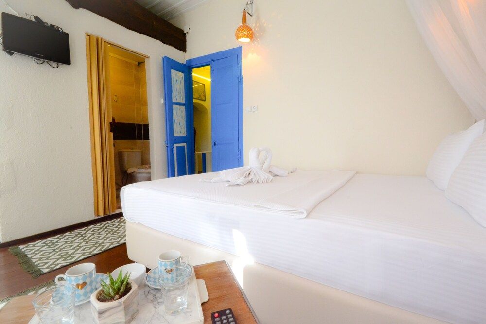 Ayvalik Moda Pansiyon Standard Double Room 12