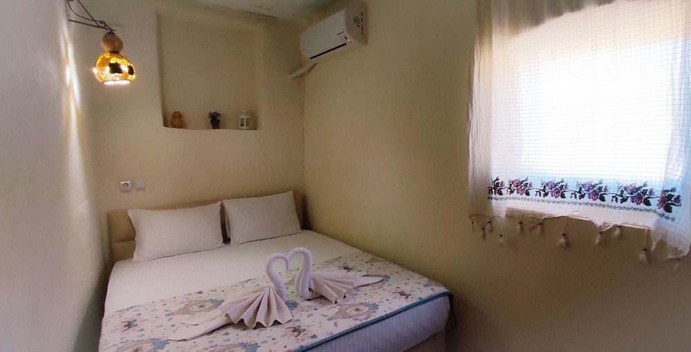 Ayvalik Moda Pansiyon Standard Double Room 24