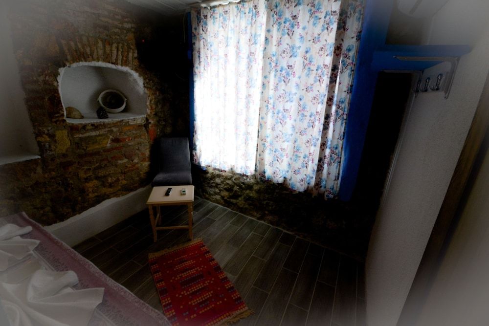 Ayvalik Moda Pansiyon Standard Double Room 46