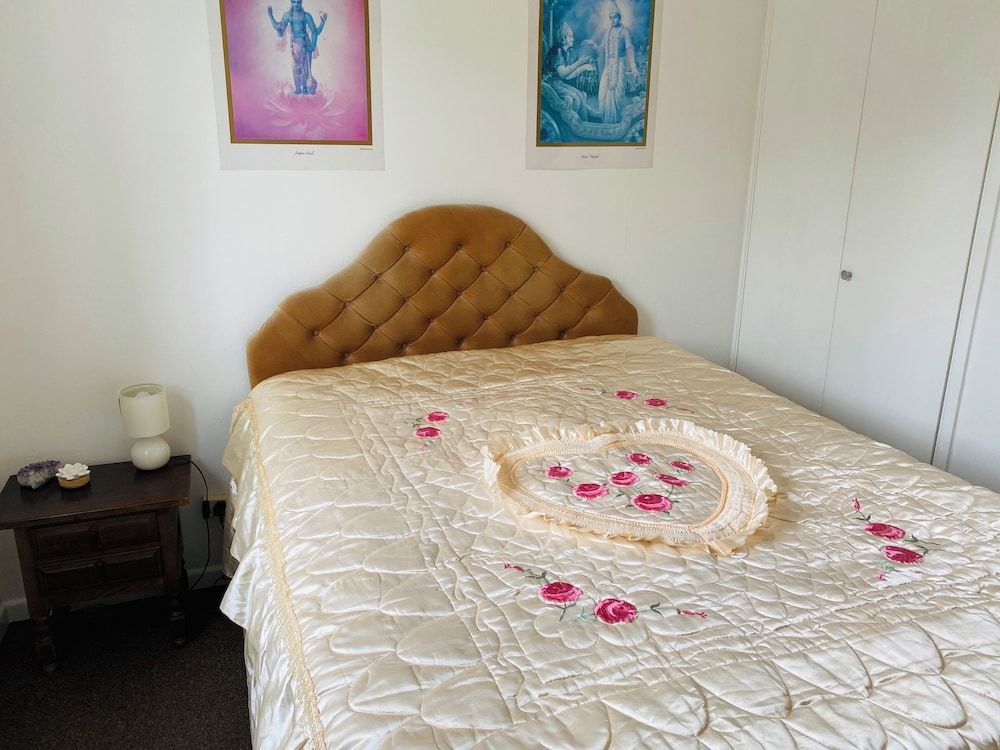 Camelot Retreat Classic Double Room, Shared Bathroom, Garden View (Michael Room) 3