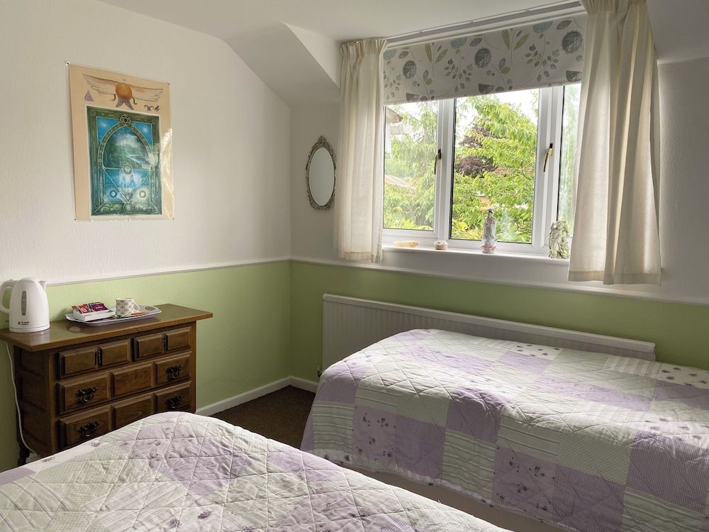 Camelot Retreat Classic Double or Twin Room, Shared Bathroom, Mountain View (Chalice Room) 3