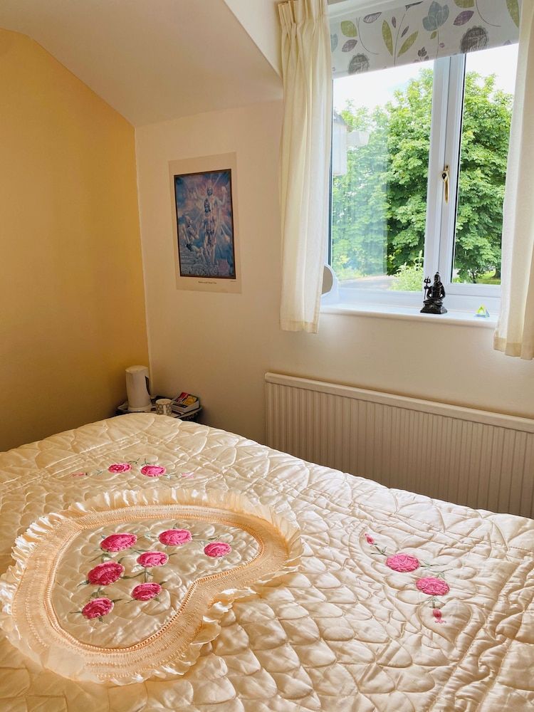 Camelot Retreat Classic Double Room, Shared Bathroom, Garden View (Michael Room) 2