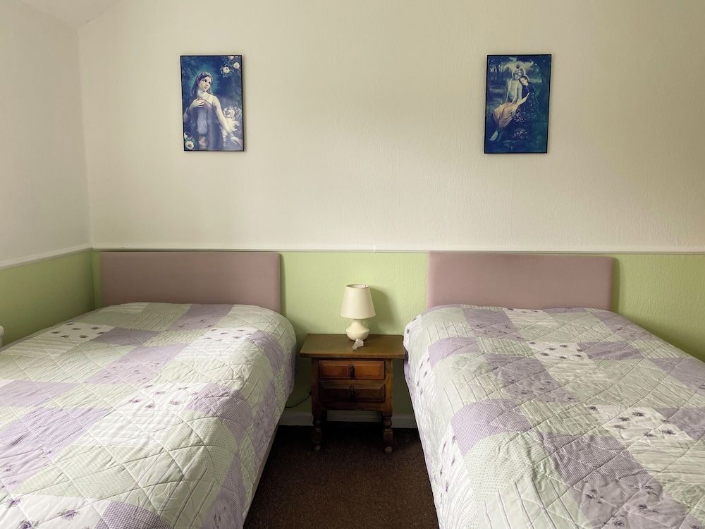 Camelot Retreat Classic Double or Twin Room, Shared Bathroom, Mountain View (Chalice Room) 2