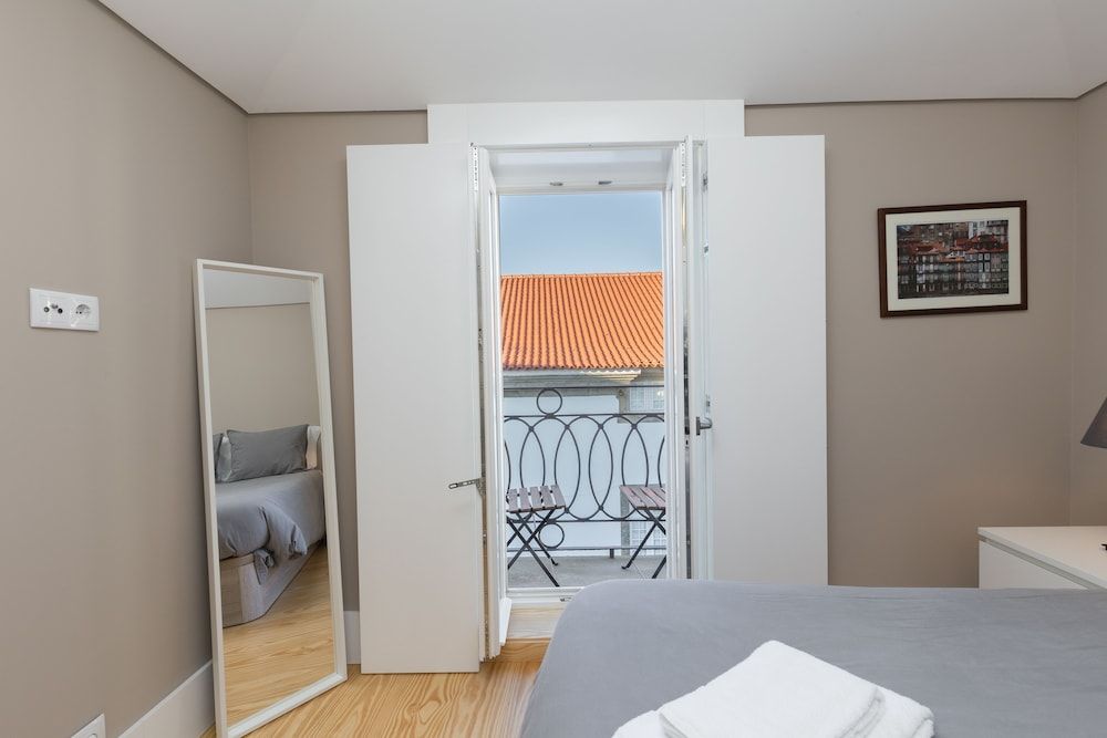 Porto and Clérigos Views by Porto City hosts Deluxe Apartment, 1 Bedroom, Non Smoking, City View (4) 4