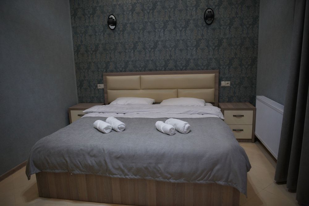 Standard Double Room (2)