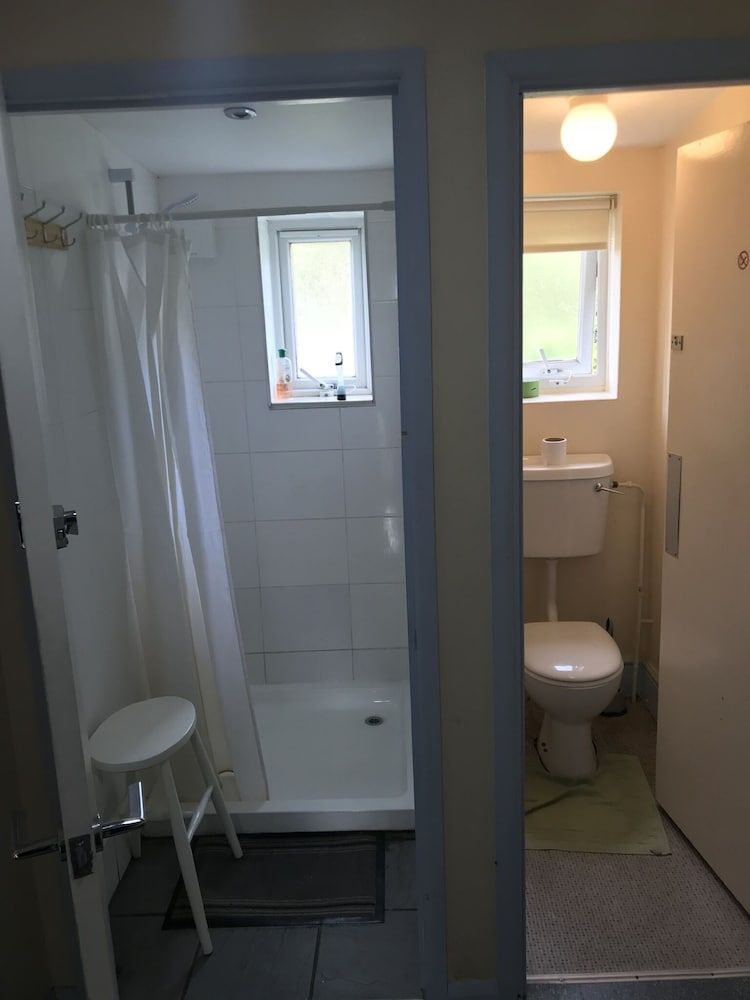 Harlow International Hostel Twin Room 4