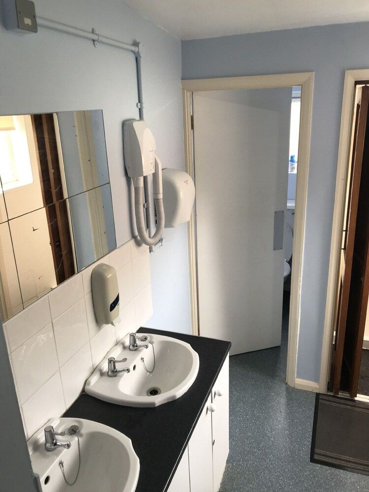 Harlow International Hostel Twin Room 3