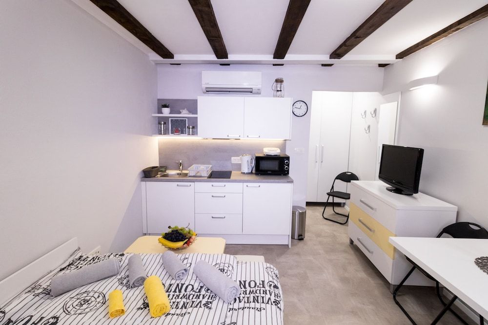 Apartment (1. V)