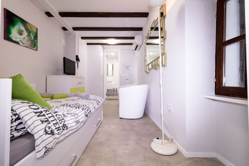 Apartment (2. V)