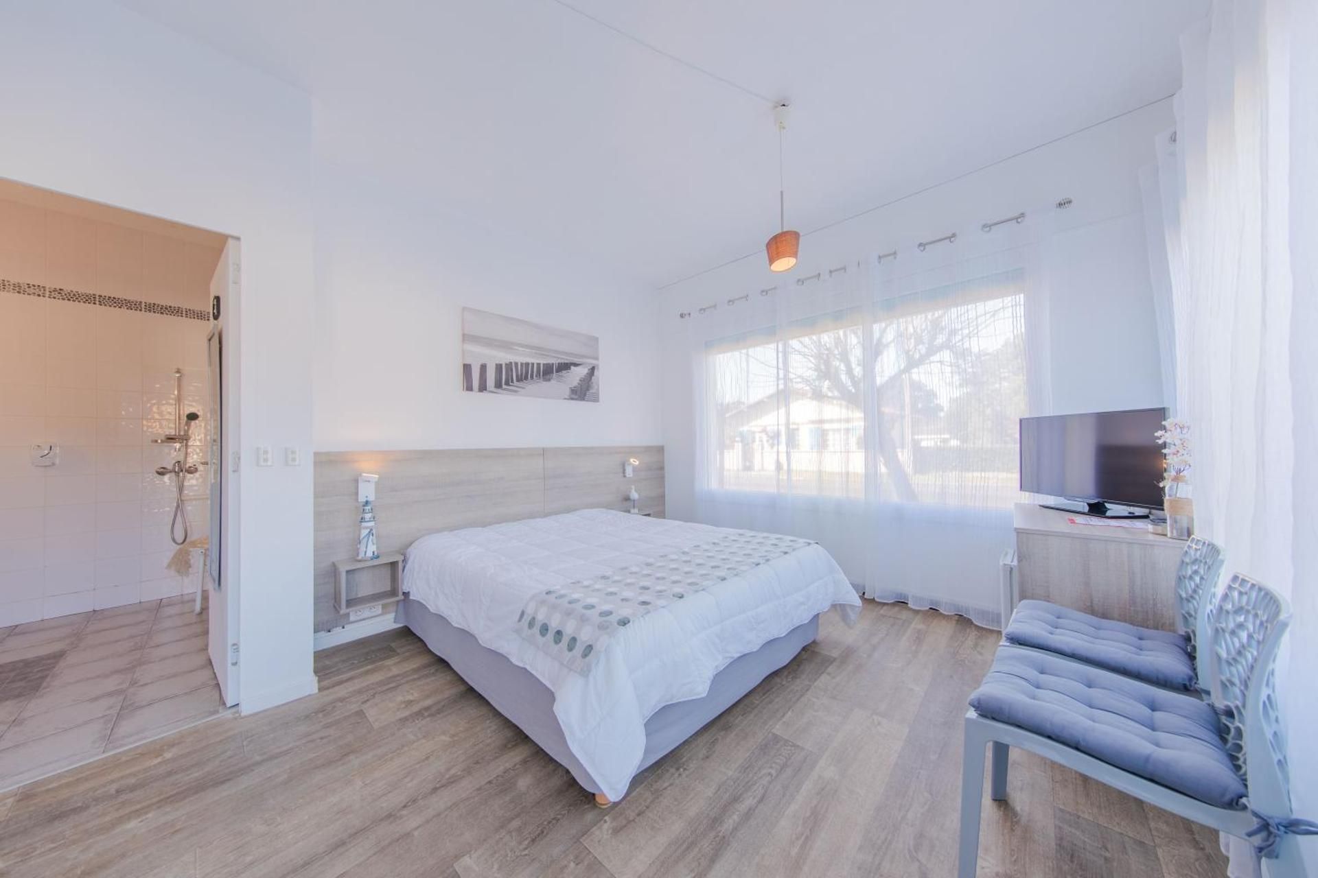 Triple Room (Room and bathroom for person with reduced mobility)