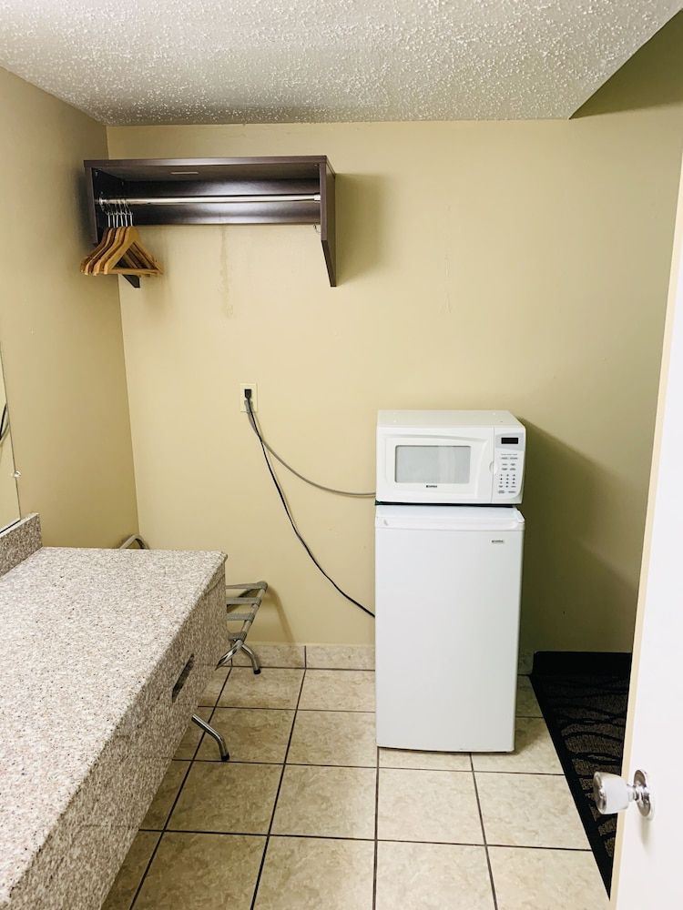 Thunderbird Inn Room 6