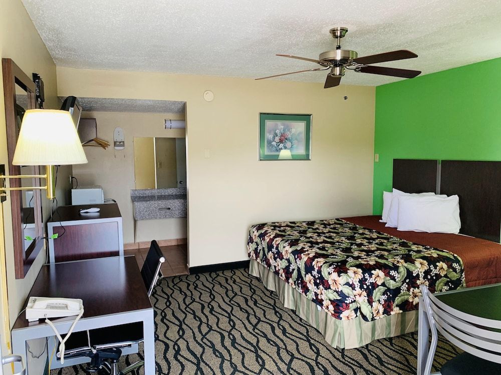 Thunderbird Inn Room 3