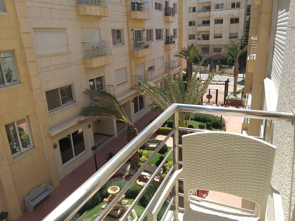 Western Gate Residence Grand Apartment, 3 Bedrooms, Non Smoking, Garden View (CD) 7